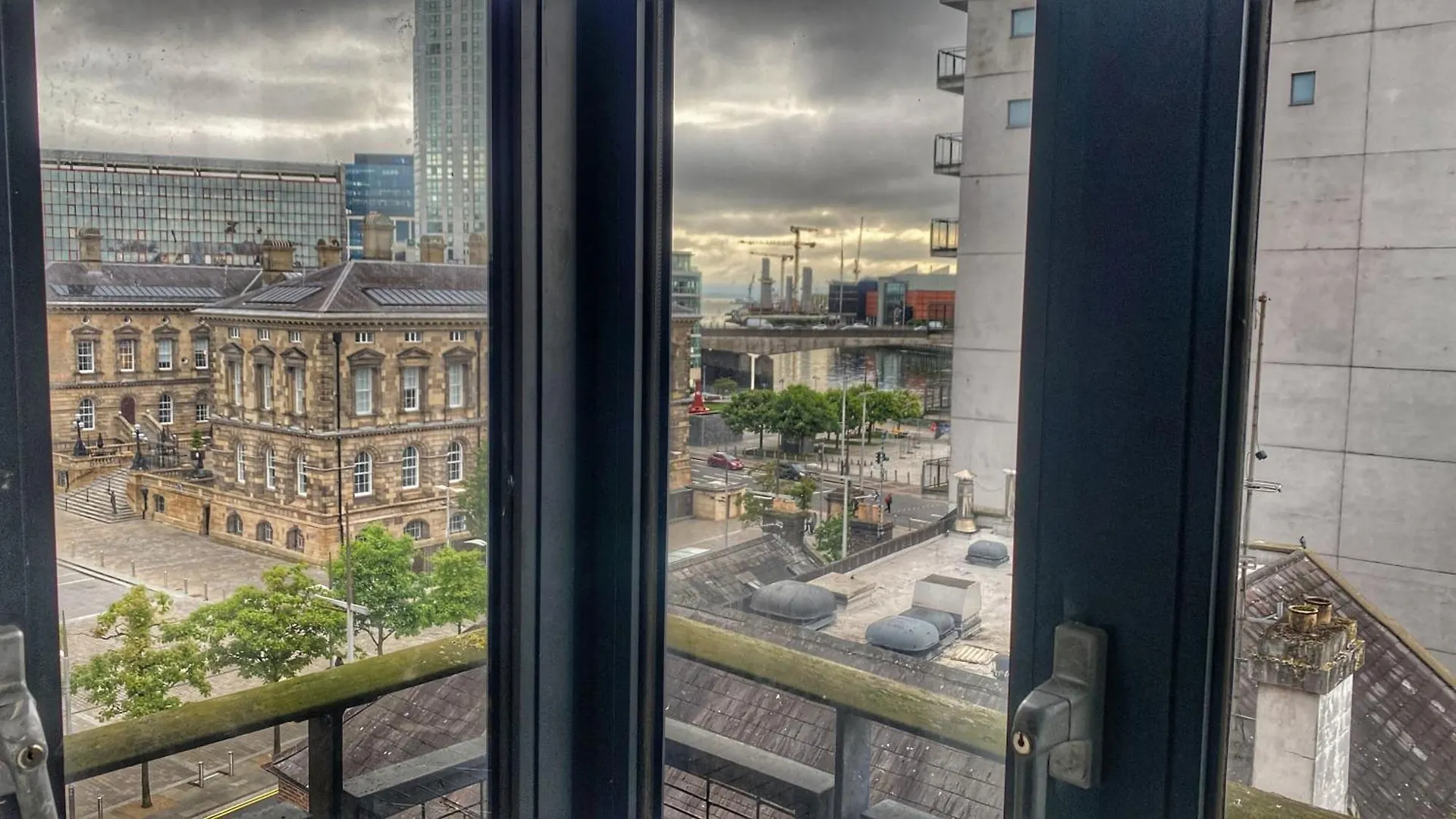 Steps Away From Top Attractions, 2 Bed 2 Bath, Cathedral Quarter, Free Parking Apartman